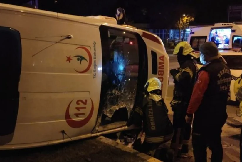 В Турции микроавтобус столкнулся с машиной скорой помощи, есть пострадавшие