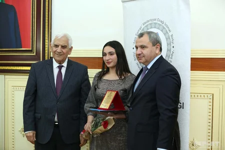 BDU-da ümummilli lider Heydər Əliyevə həsr olunmuş məqalə müsabiqəsinin qalibləri mükafatlandırılıb
