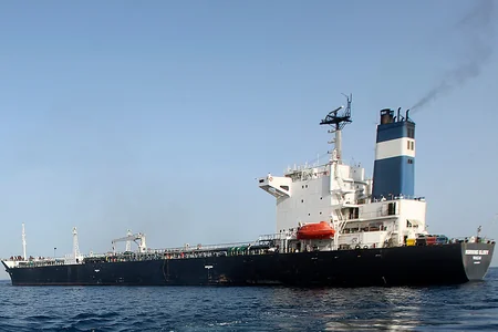 Танкер врезался в особняк в Стамбуле - ФОТО