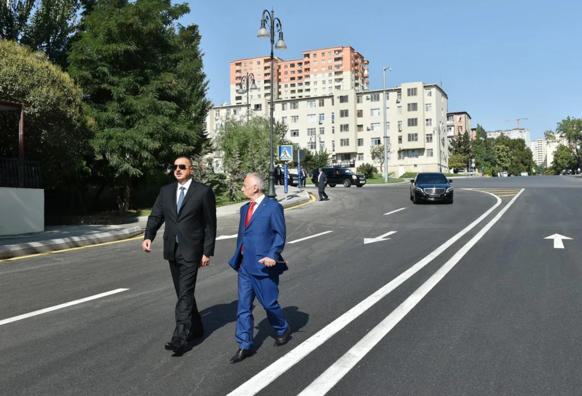 ​Prezident İlham Əliyev Bakının üç küçəsində aparılan abadlıq və yenidənqurma işlərindən sonrakı vəziyyətlə tanış olub