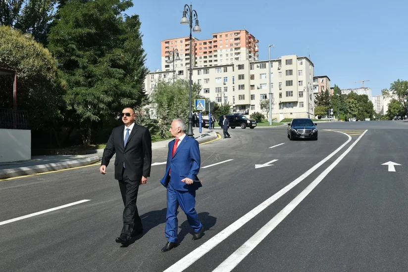 ​Prezident İlham Əliyev Bakının üç küçəsində aparılan abadlıq və yenidənqurma işlərindən sonrakı vəziyyətlə tanış olub