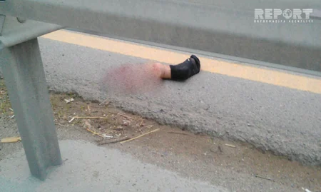 Bakıda maşının vurduğu piyadanın əli və ayağı qoparaq yol kənarına düşüb - FOTO