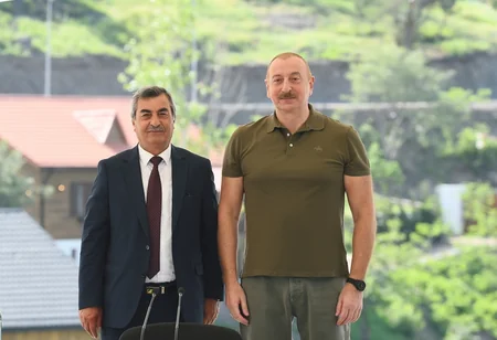 Dövlət başçısı Laçın şəhərinə qayıdan əhali ilə görüşüb, evlərin açarlarını onlara təqdim edib