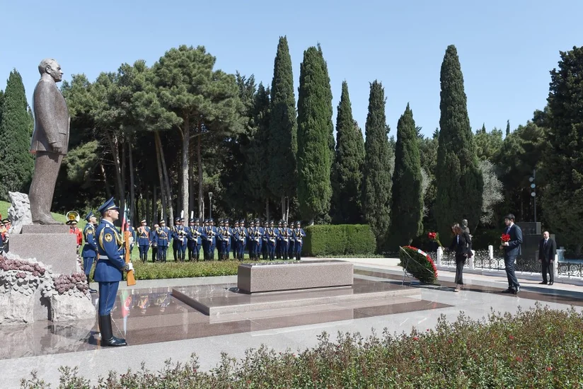 President Ilham Aliyev visited grave of national leader Heydar Aliyev