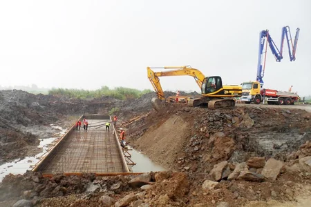 ​Astara çayı üzərində dəmir yolu körpüsünün tikintisi davam edir