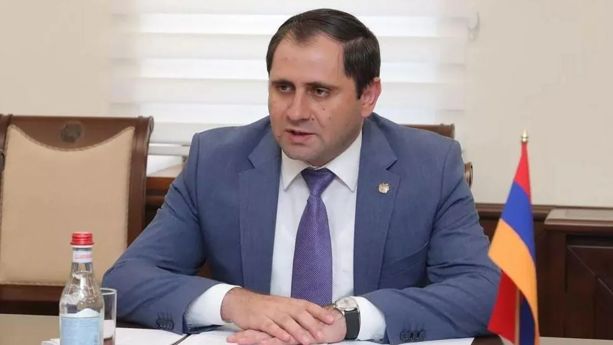 Ermənistanda nazirin çıxışından əvvəl deputatların telefonları əllərindən alınıb