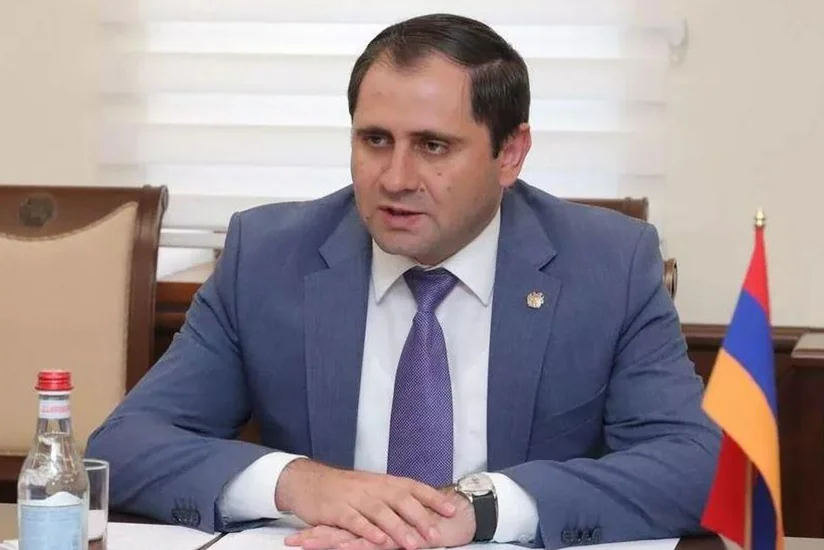 Ermənistanda nazirin çıxışından əvvəl deputatların telefonları əllərindən alınıb