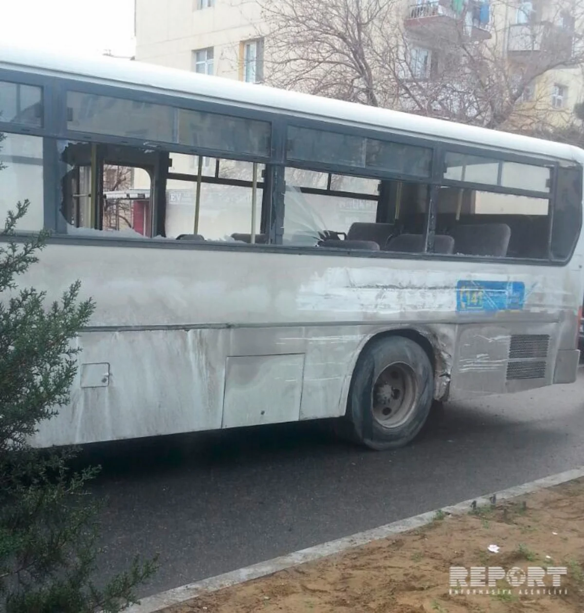 В Баку автобус врезался в столб, есть погибший