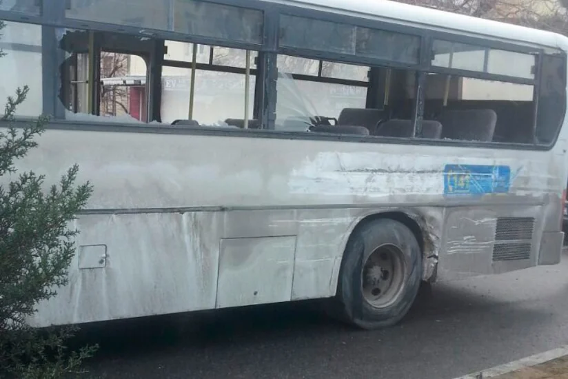 В Баку автобус врезался в столб, есть погибший