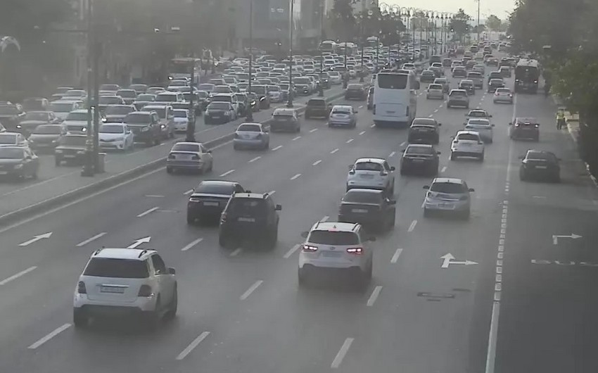 Bakının bir sıra yollarında tıxac yaranıb - SİYAHI