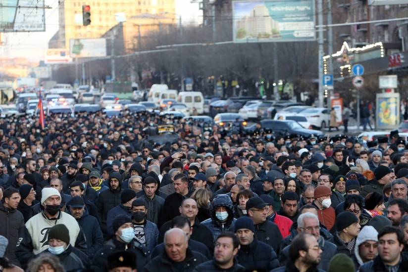 Yerevanda hökumət binasının qarşısında tutulan şəxslərin sayı 51-ə çatıb - YENİLƏNİB