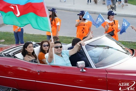 Azərbaycan Avtomobil Federasiyasının təşkilatçılığı ilə klassik avtomobillərin yürüşü və sərgisi keçirilib