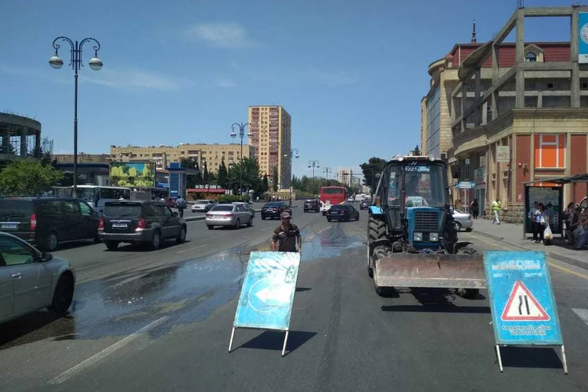 Bakının Məhəmməd Hadi küçəsində su borusu yenidən partlayıb