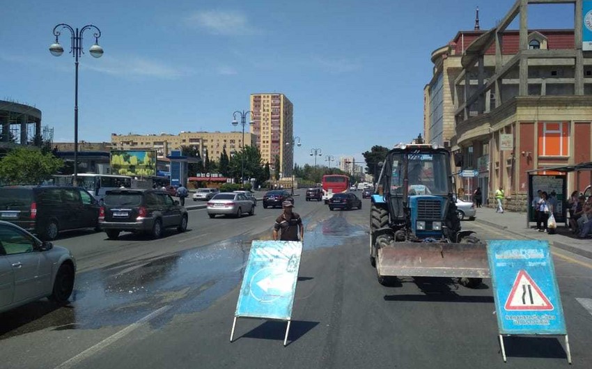 Bakının Məhəmməd Hadi küçəsində su borusu yenidən partlayıb