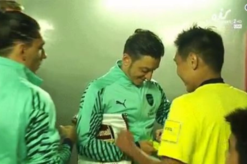 Mesut Özil baş hakimə sarı vərəqədə avtoqraf verib