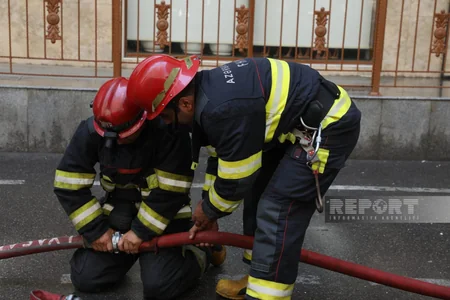 Bakıda çoxmərtəbəli binada yanğın olub, 8 nəfər təxliyə edilib - YENİLƏNİB
