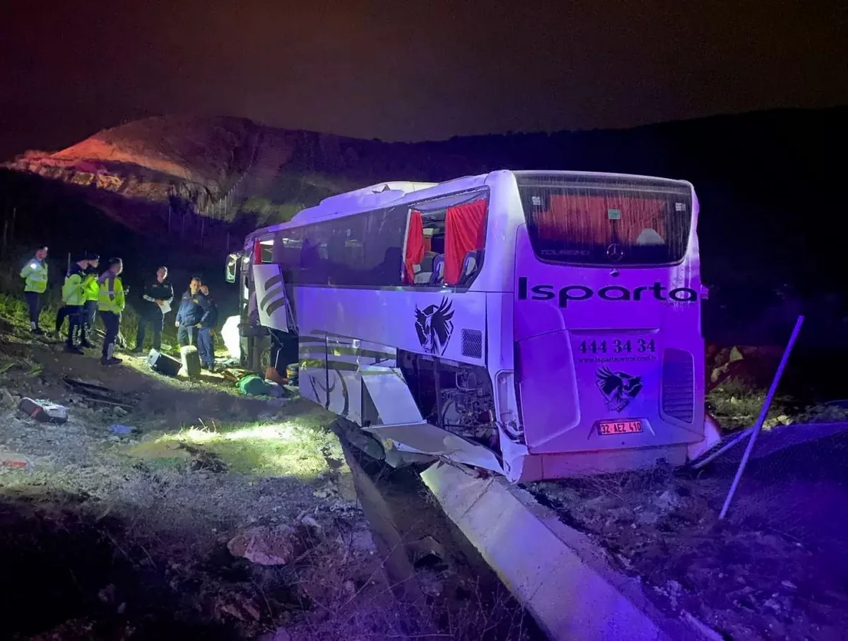 One dead, dozens injured as bus overturns in Türkiye