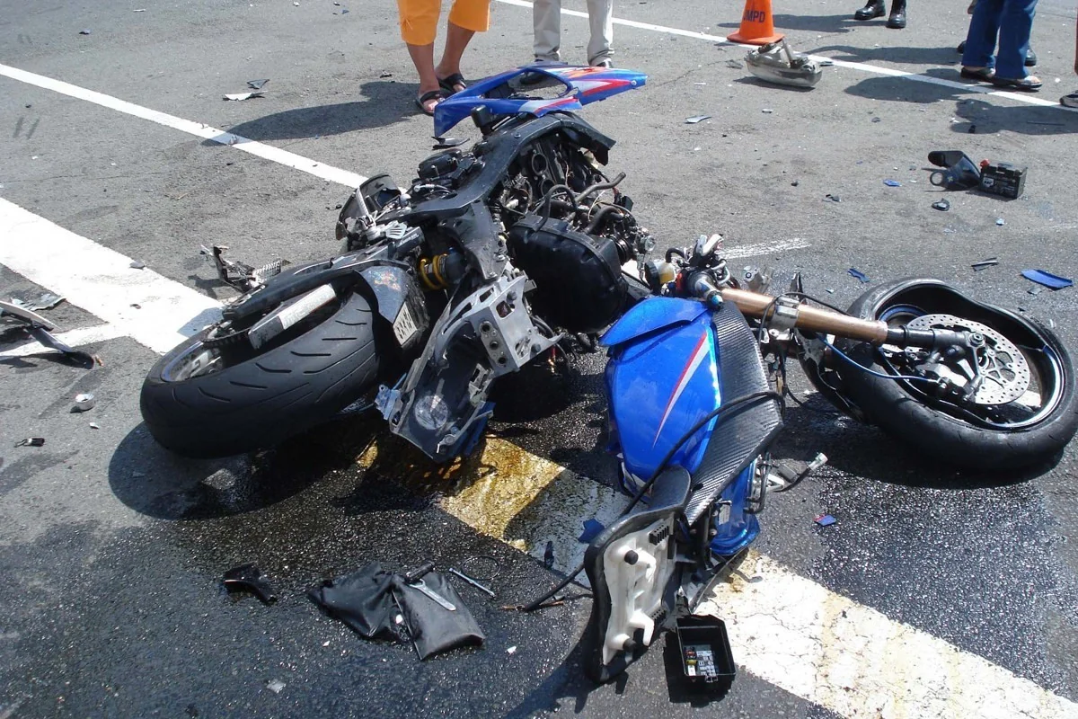 Xətaidə motosikletçi qəza nəticəsində xəsarət alıb