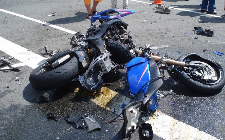 Xətaidə motosikletçi qəza nəticəsində xəsarət alıb
