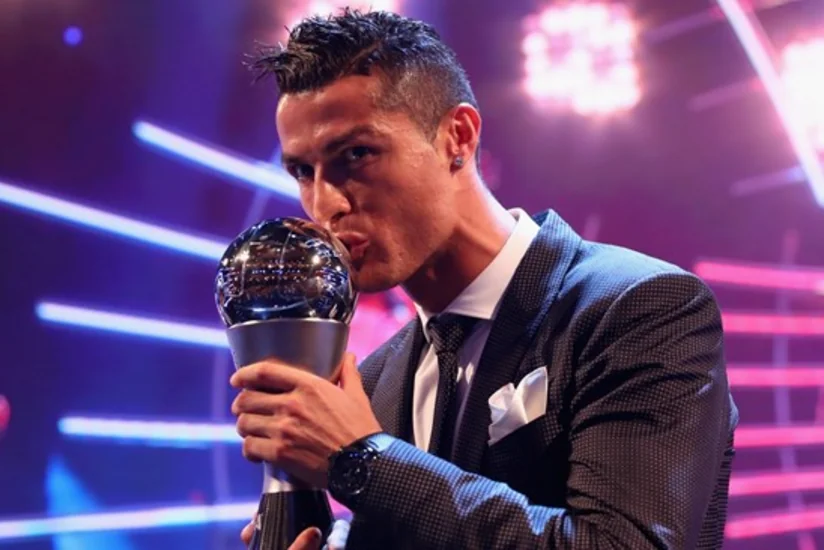 Криштиану Роналду стал лучшим футболистом года по версии ФИФА