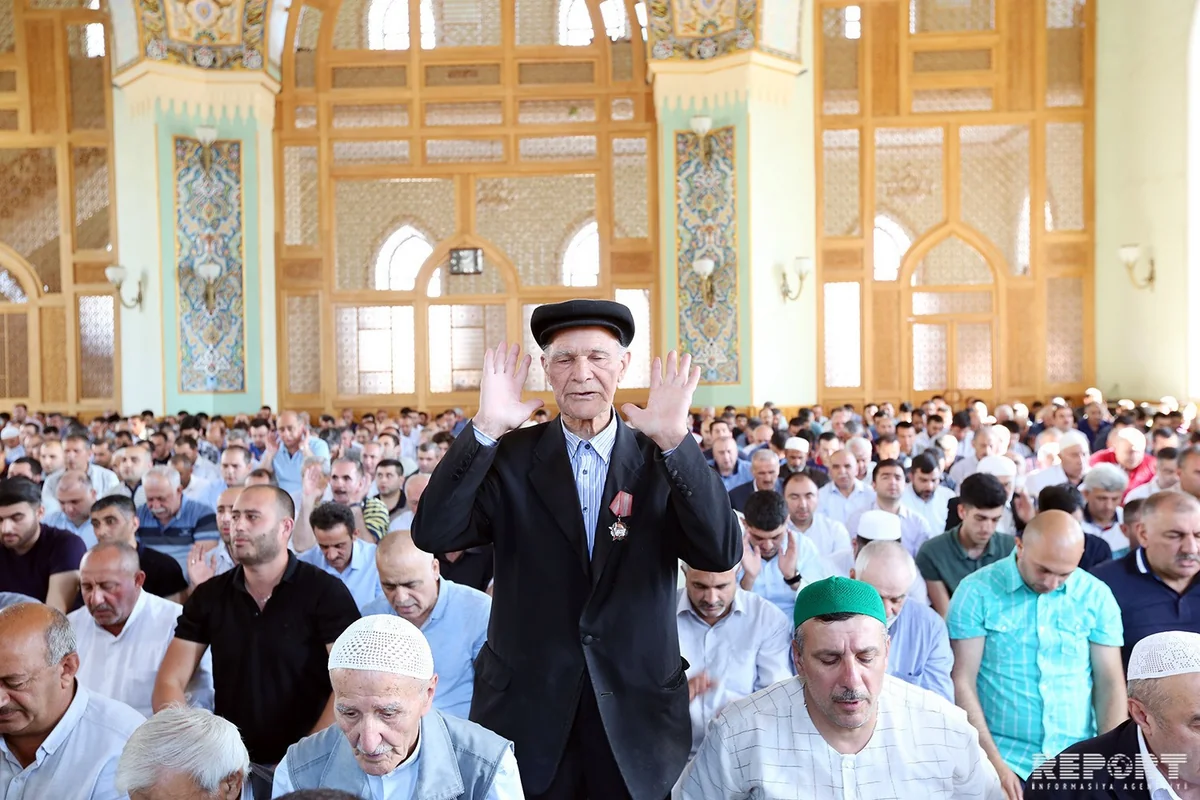 Праздничный намаз в мечети Тезепир - ВИДЕОРЕПОРТАЖ