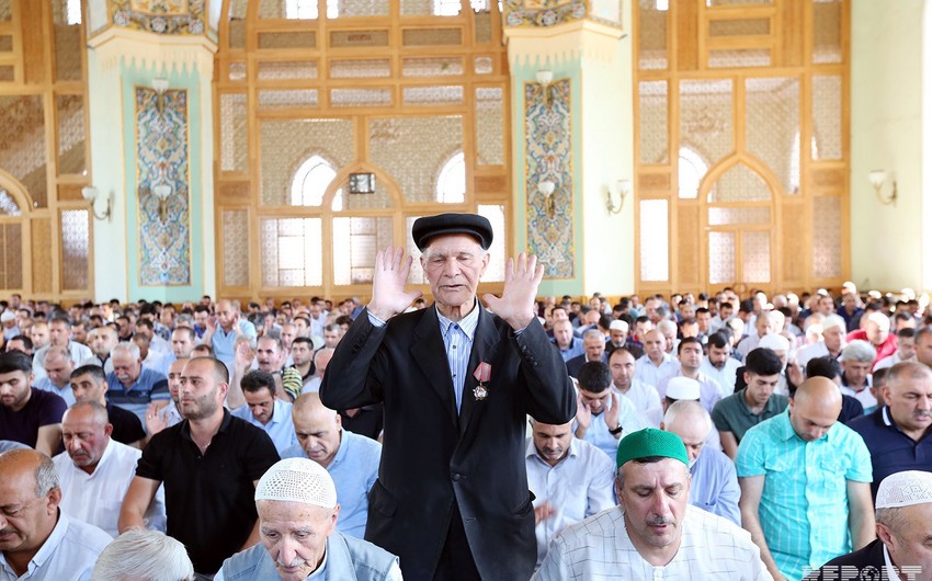 Təzəpir məscidində bayram namazı - VİDEOREPORTAJ