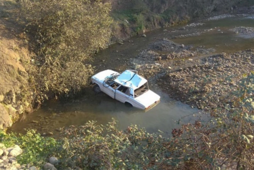 В Товузе автомобиль упал в реку, двое пропали без вести