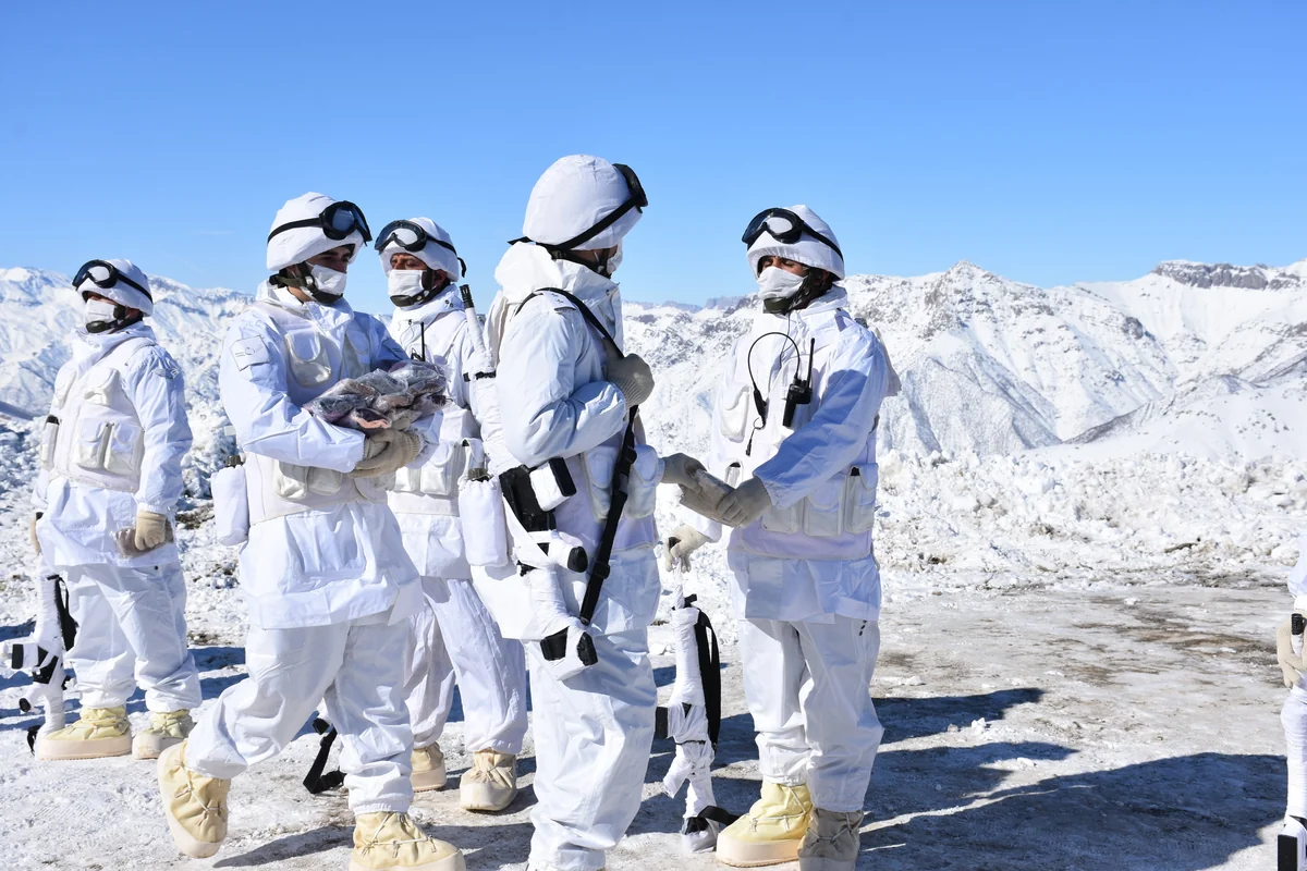 Türkiyədə 117 yaşlı nənə əsgərlər üçün 115 cüt corab toxuyub