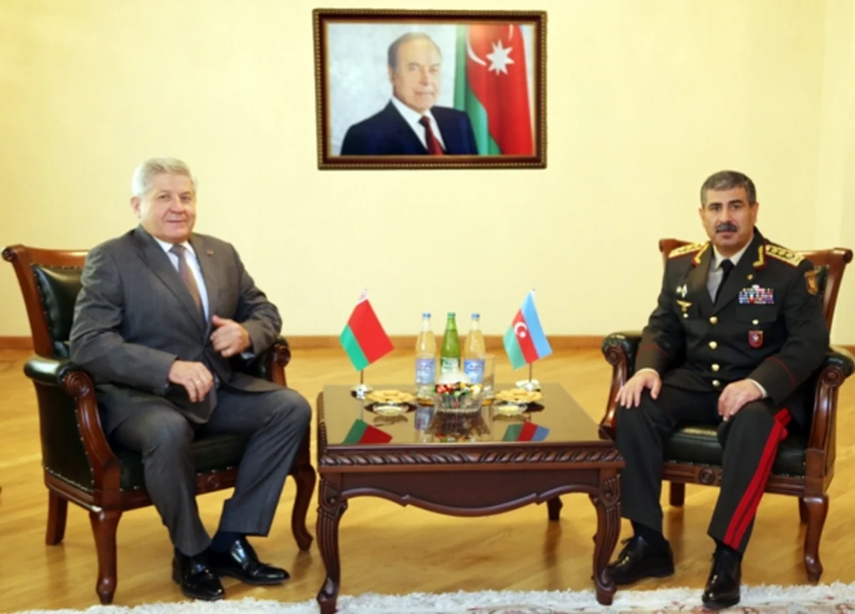 Müdafiə naziri Belarusun Azərbaycanda səlahiyyət müddəti başa çatan səfiri ilə görüşüb