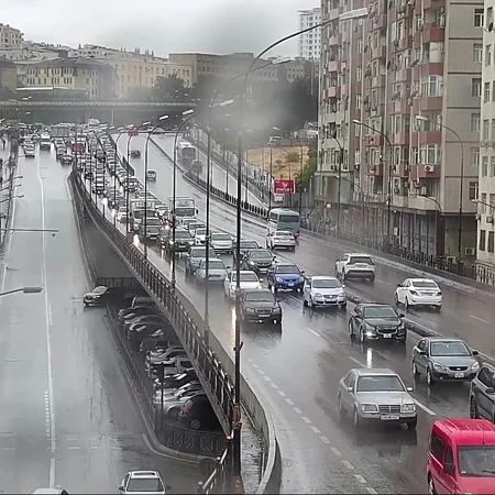 Bakının bir sıra yollarında nəqliyyatın hərəkəti çətinləşib
