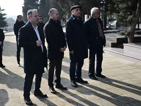 Представители футбольной общественности посетили могилу Тофика Бахрамова
