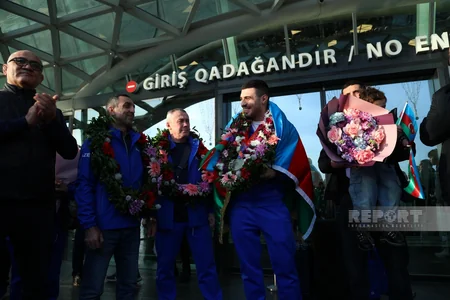 Dünya çempionatında gümüş medal qazanan Azərbaycan ağırlıqqaldıranı Vətənə qayıdıb