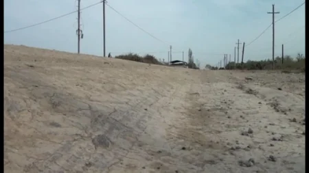 Sabirabadda 2,5 km-lik yol problemi: şagirdlər dərsə, xəstələr həkimə vaxtında gedə bilmir - REPORTAJ