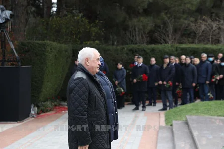 Azərbaycan xalqı Heydər Əliyevin xatirəsini yad edir - FOTOREPORTAJ