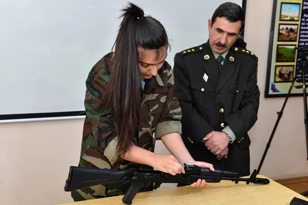 Jurnalistlər gənclərin çağırışaqədərki hazırlıq dərsini izləyib - FOTO