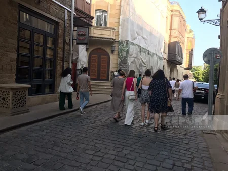 Ukraynalı məktəblilər İçərişəhəri gəziblər