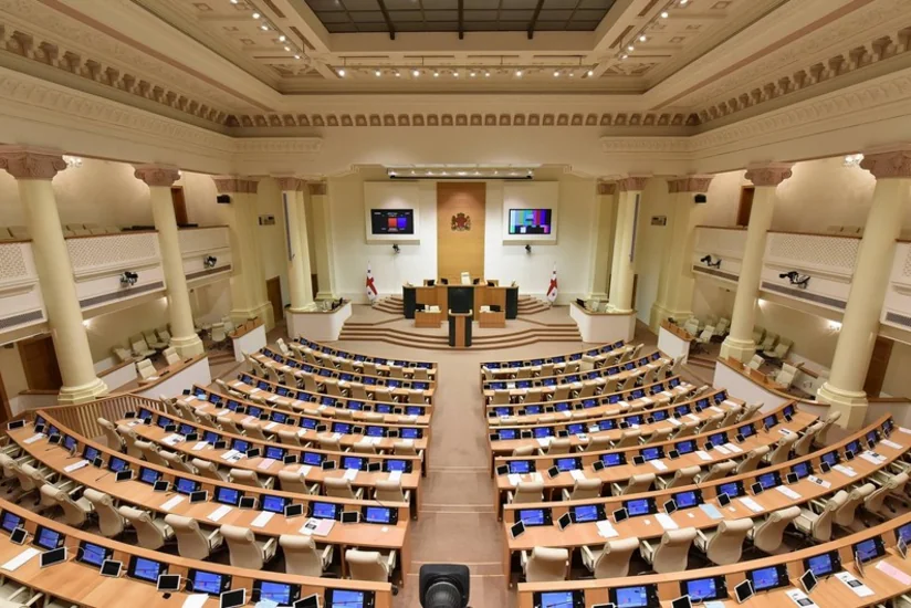 Gürcüstan parlamenti qalmaqallı layihənin son müzakirəsini edəcək, Tbilisidə yürüş başlayıb