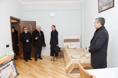 Azərbaycanın birinci xanımı valideyn himayəsindən məhrum olan gənclər üçün tikilən yaşayış binasının açılışında iştirak edib
