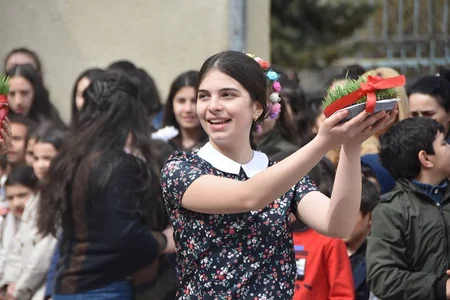 Gürcüstanda nazir müavini azərbaycanlı məktəblilərin Novruz şənliyinə qatılıb