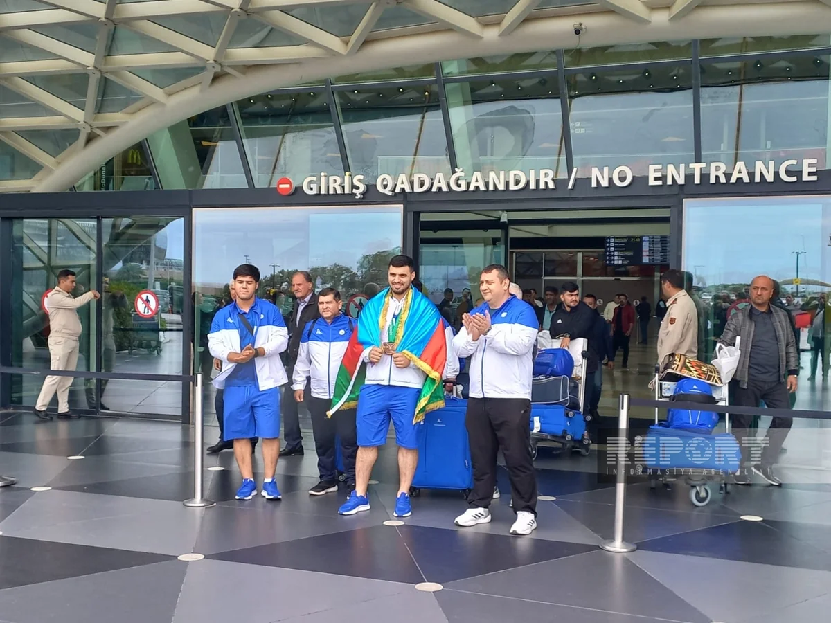 Dünya çempionatında üç medal qazanan Azərbaycan ağırlıqqaldıranı Vətənə qayıdıb