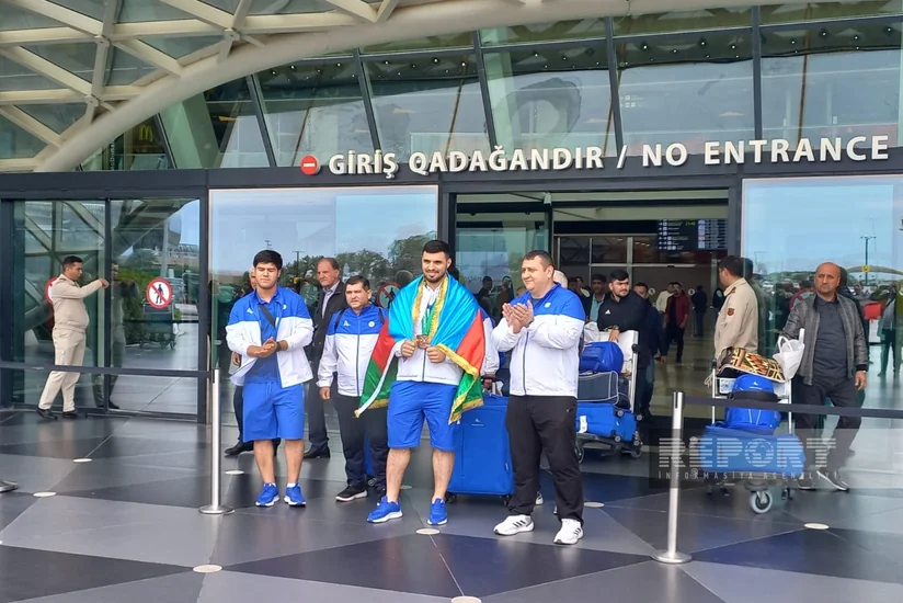 Dünya çempionatında üç medal qazanan Azərbaycan ağırlıqqaldıranı Vətənə qayıdıb