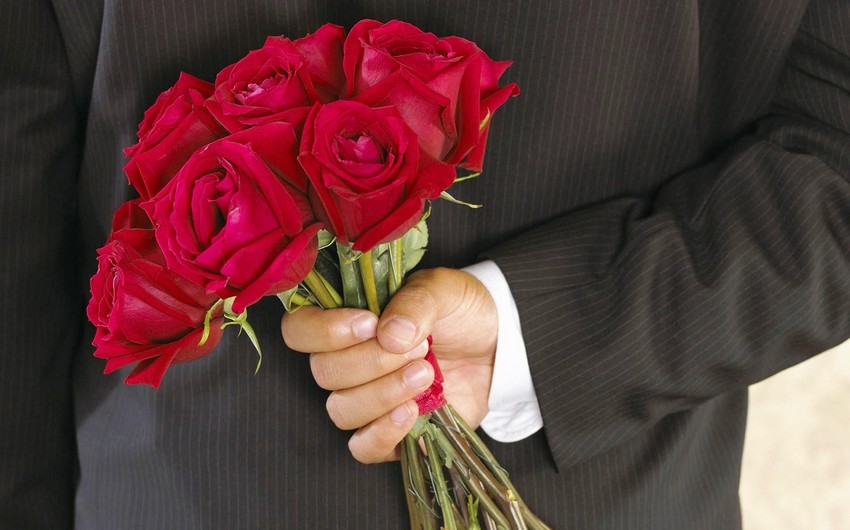 Rusiyada əvvəllər məhkum olmuş şəxs 8 mart bayramı ilə əlaqədar qadınlara vermək üçün gül oğurlayıb