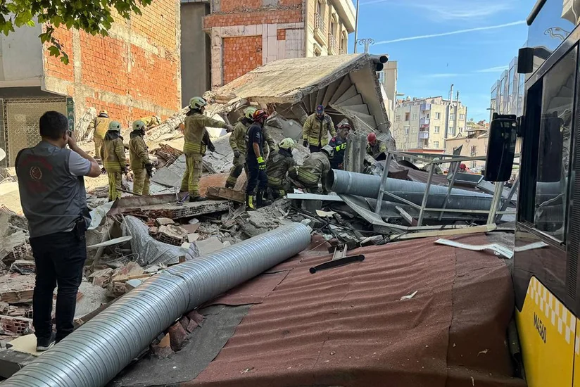 В ходе расследования причин обрушения дома в Стамбуле задержан хозяин кафе