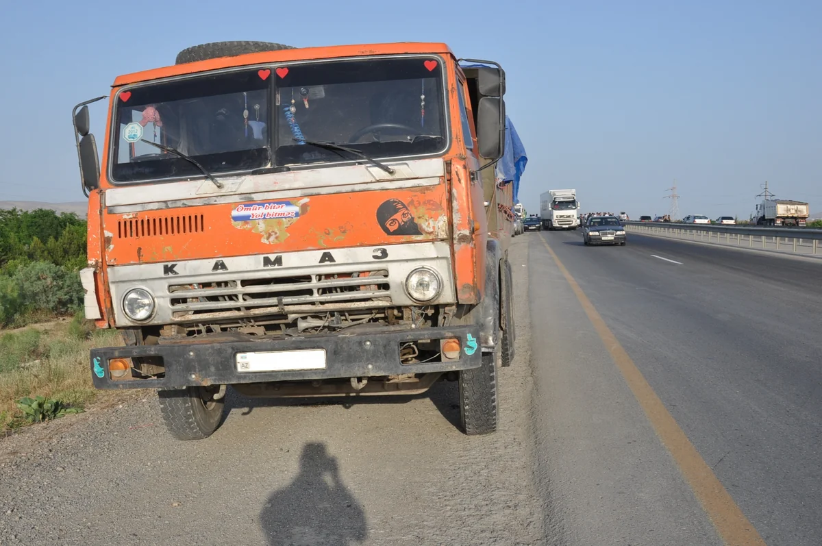Salyanda yük avtomobilləri toqquşub, yaralanan var