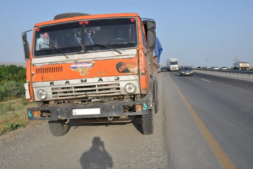 Salyanda yük avtomobilləri toqquşub, yaralanan var