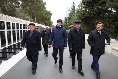 TDT-nin Bakı-Şuşa forumunun iştirakçıları Fəxri və Şəhidlər xiyabanlarını ziyarət ediblər