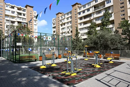 Bakıda yenilənmiş növbəti həyət sakinlərin istifadəsinə verilib