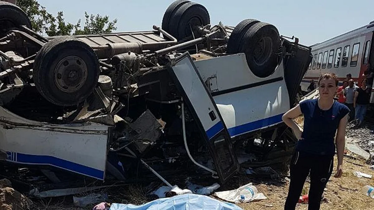Train collided with minibus in Turkey: 6 killed, 15 injured