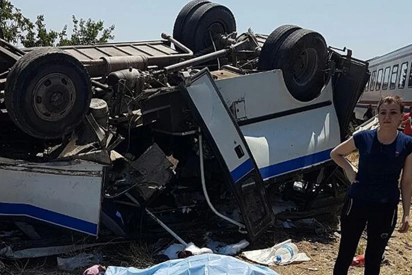 Türkiyədə qatarla mikroavtobus toqquşub: 6 ölü, 15 yaralı var