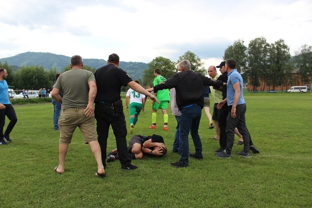 Ukraynada futbol hakimi amansızlıqla döyülüb - VİDEO